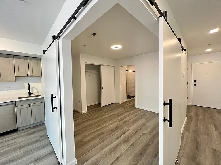725 W Pratt St. — Photo 86