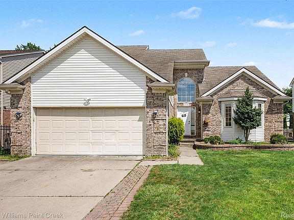 2nd image of 33180 Glengary Ct