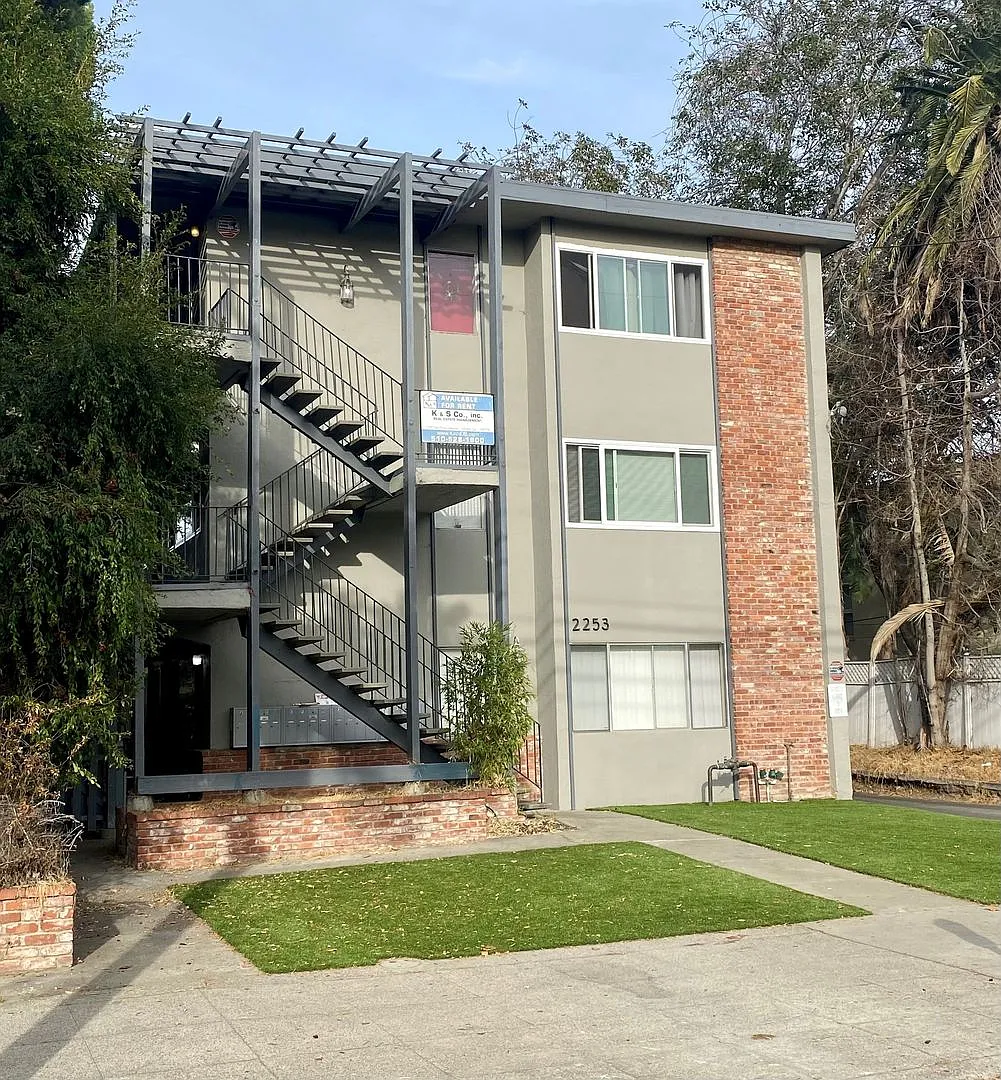 -Newly Remodeled -1-bedroom, 1-bathroom apartment is ready to welcome you home — Photo 1