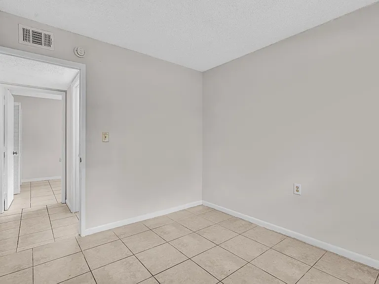 1020 Lake Victoria Dr #B — Photo 34