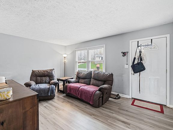 3rd image of 2095 Huckshold Dr