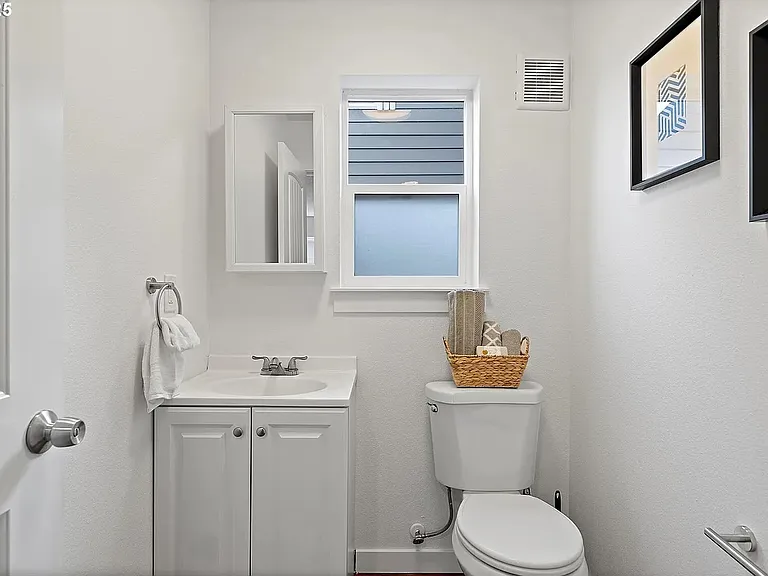 570 NE 55th Ave — Photo 12
