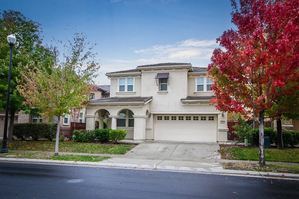 2412 Kinsella Way photo 1