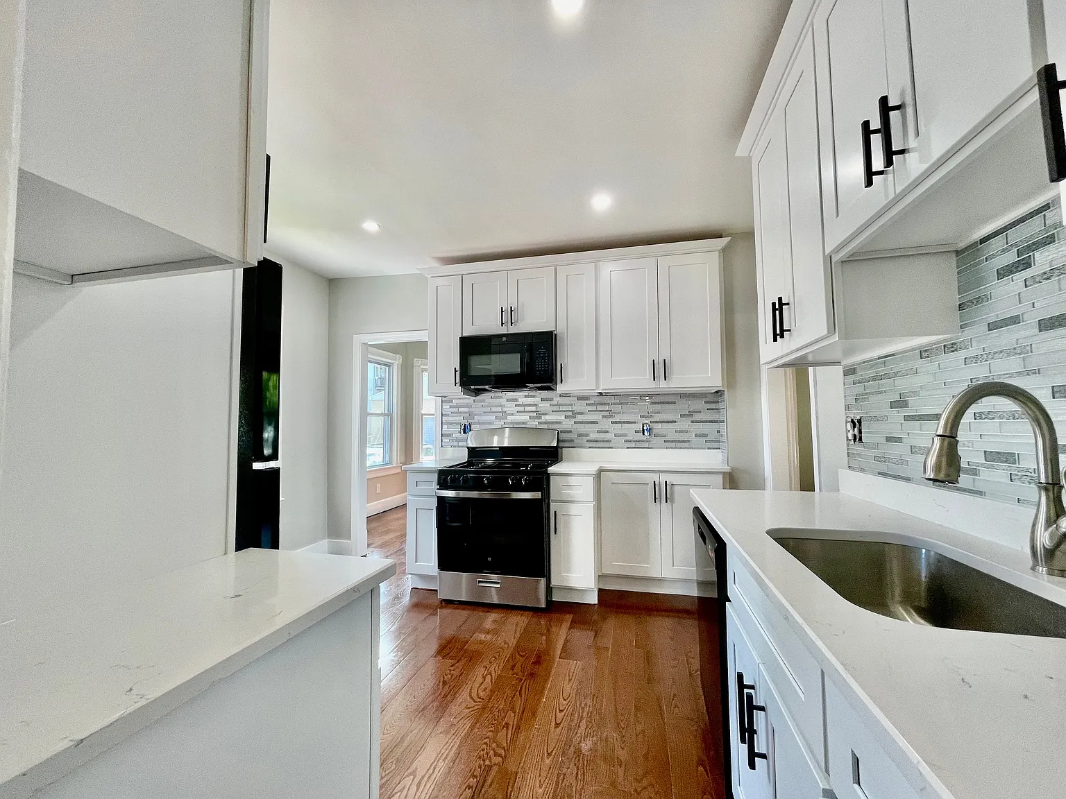 3 bed, 1300 sqft, $2,250 — Photo 3