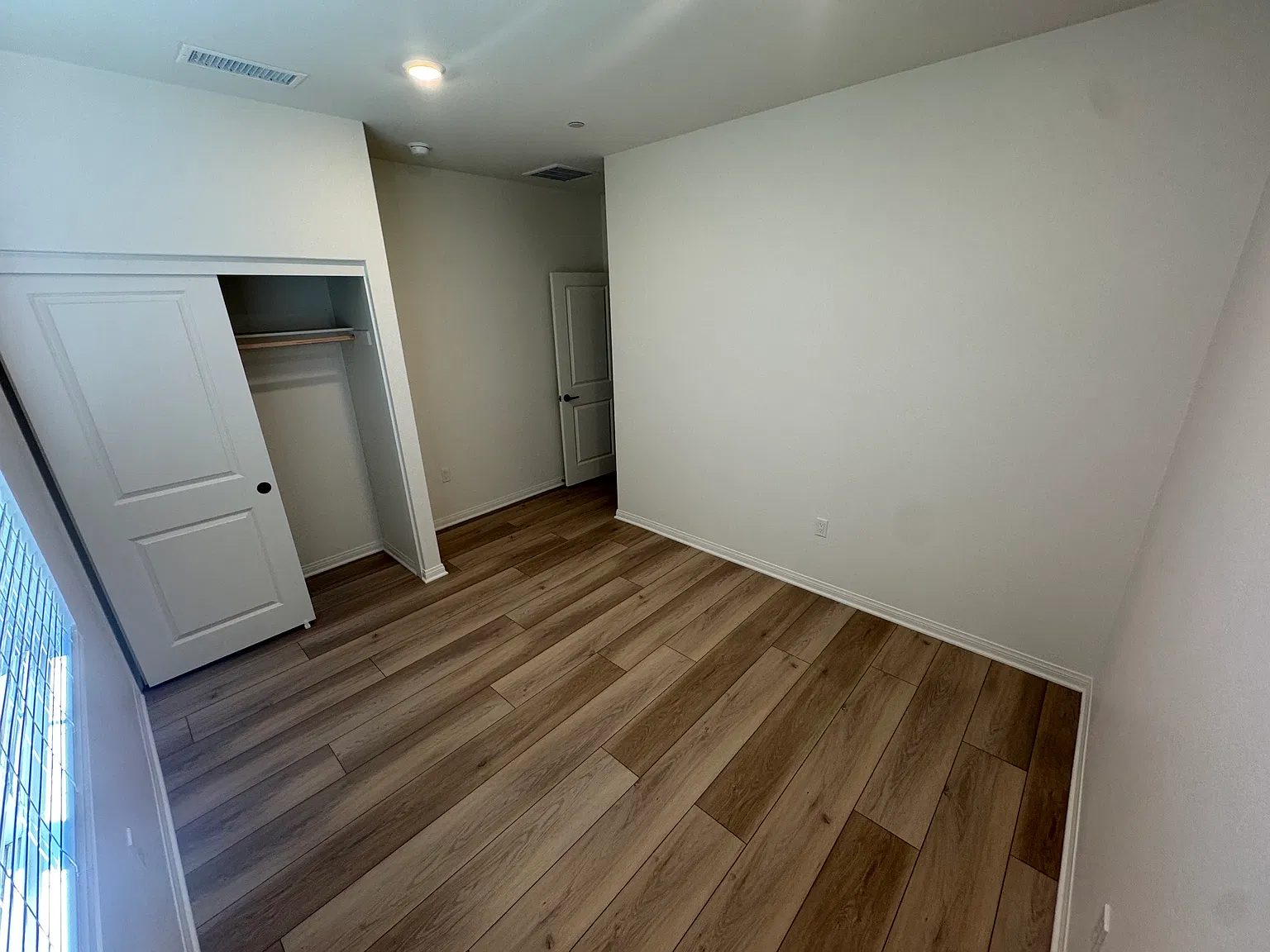 4 bed, 1900 sqft, $1,000 — Photo 1