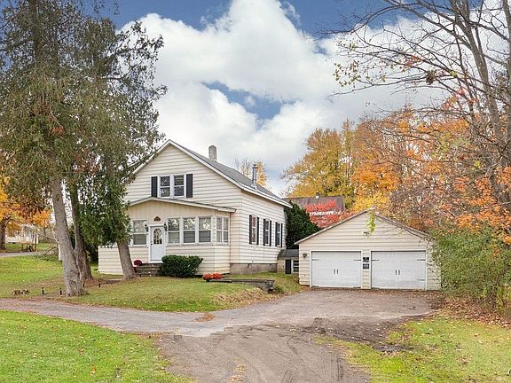 Large circular driveway for easy access with plent