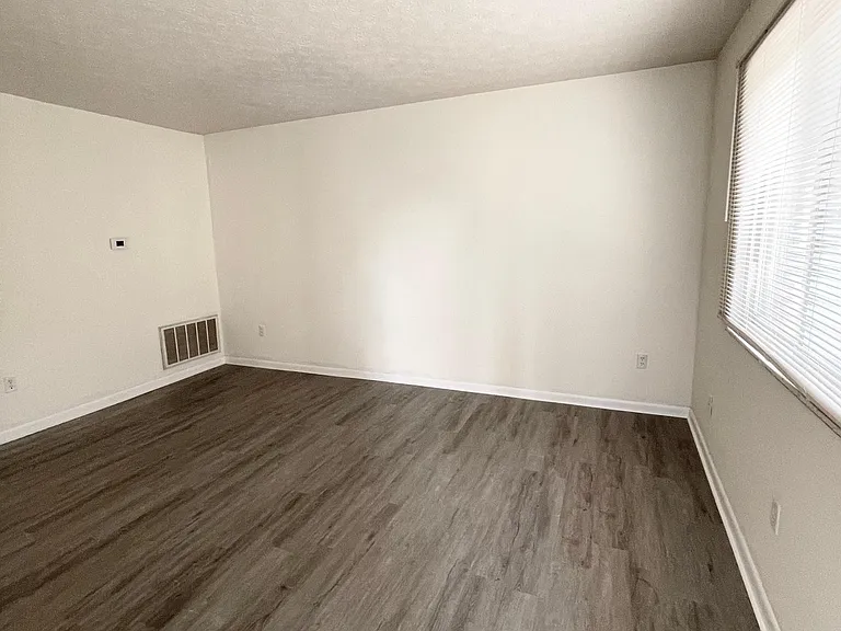 135 E Maynard Ave — Photo 4
