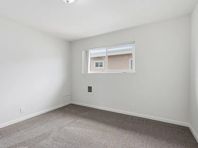 Poplar Plaza Apartments — Photo 15