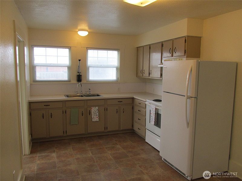 5th image of 110 E Hazel Avenue