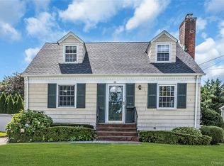 26 Ridge Dr, Manhasset, NY 11030