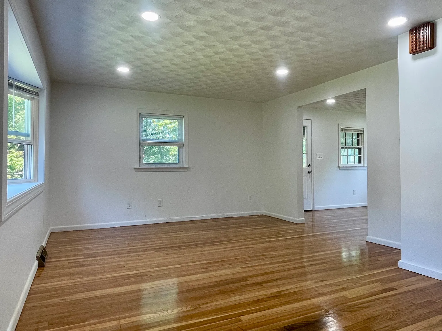 3 bed, 1.5 bath, 1412 sqft, $2,900 — Photo 3