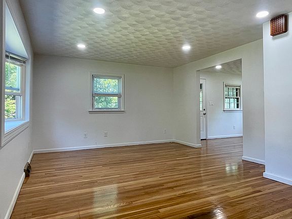 3rd image of 3 B Tufts Ln