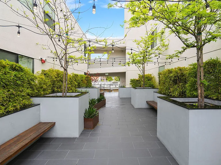 2409 Griffith Park Blvd — Photo 24