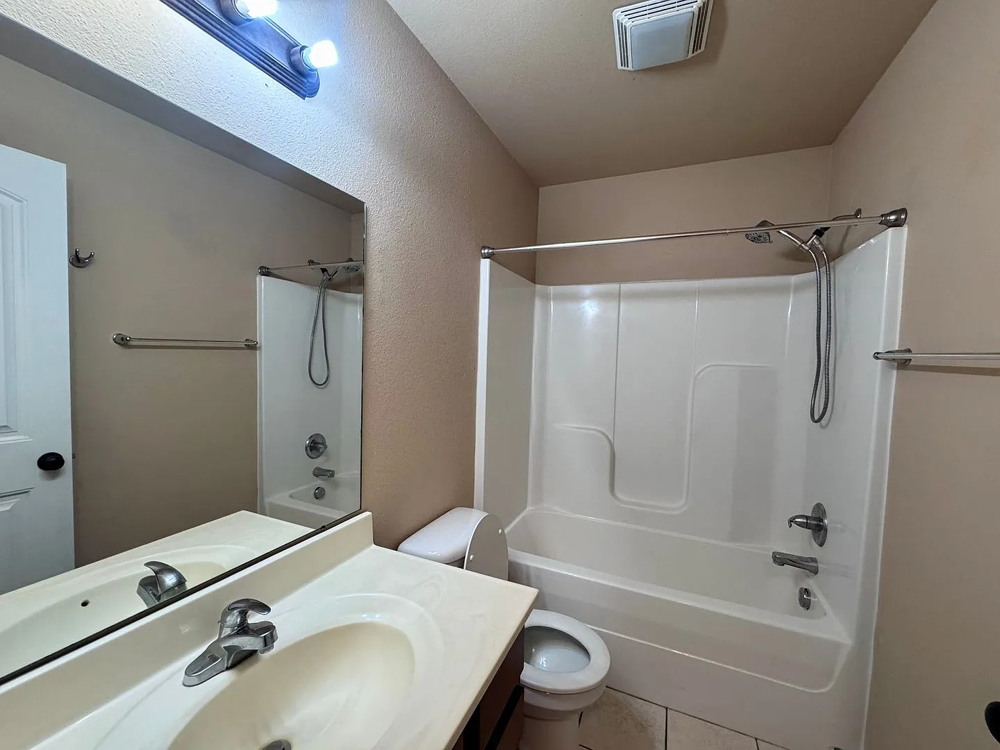 6296-MF2-E1 — Photo 3