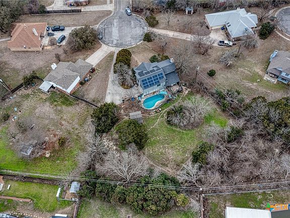 3rd image of 803 Dianne Dr