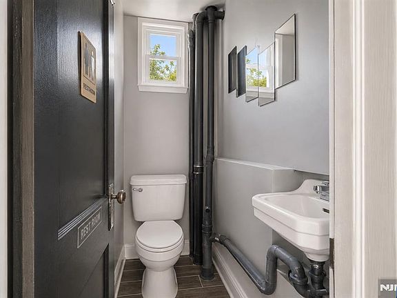 4th image of 50 Jewell St