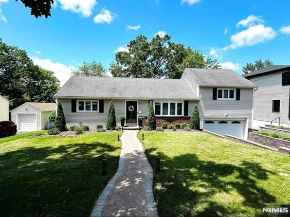 321 Maplewood Dr, Paramus, NJ 07652