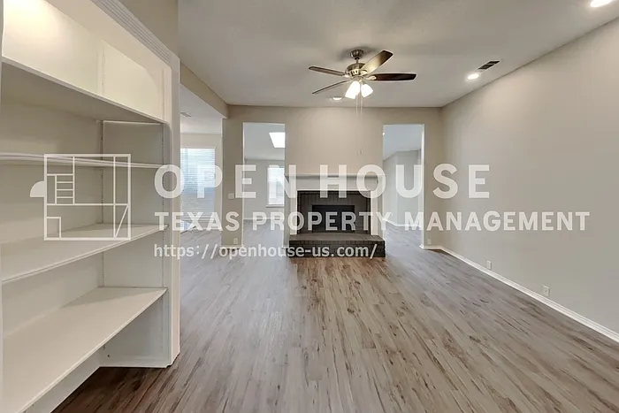 3 bed, 2.0 bath, 2443 sqft, $2,850 — Photo 4