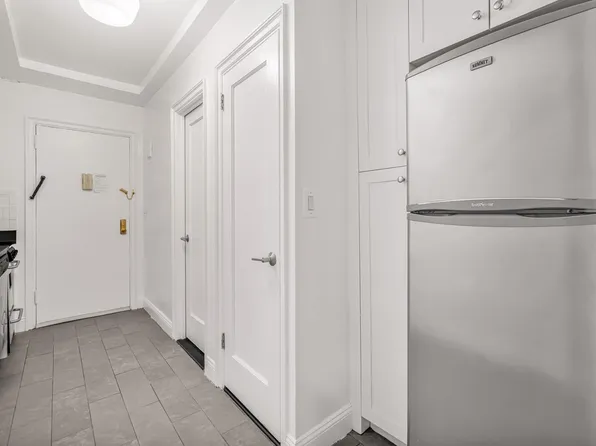 307 East 44th Street image 7 of 30