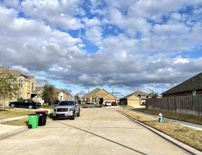 Exterior Neighborhood (street photo)