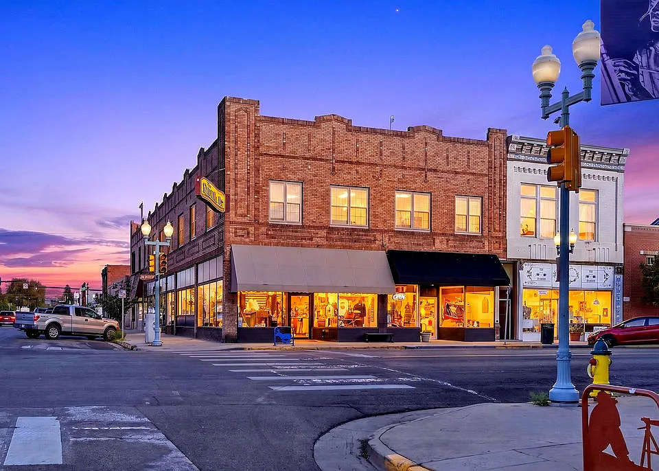 206 E Grand Ave #2