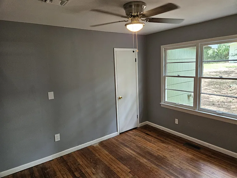 1609 Lake Dr NE — Photo 6
