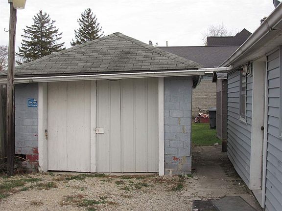 3rd image of 221 E Monroe St