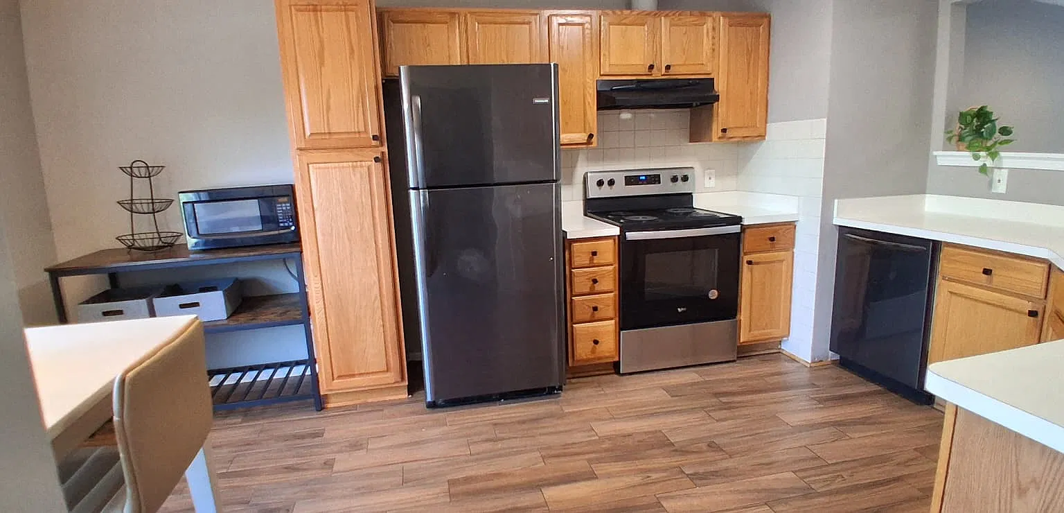 3 bed, 2.5 bath, 2300 sqft, $2,400 — Photo 2