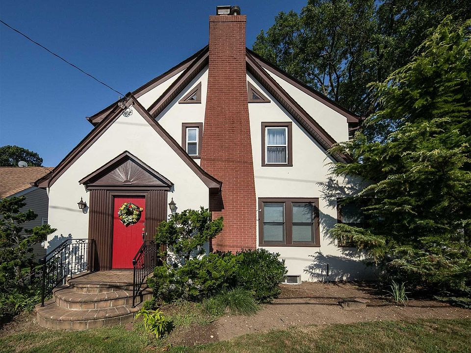 1st image of 32 Alexine Ave