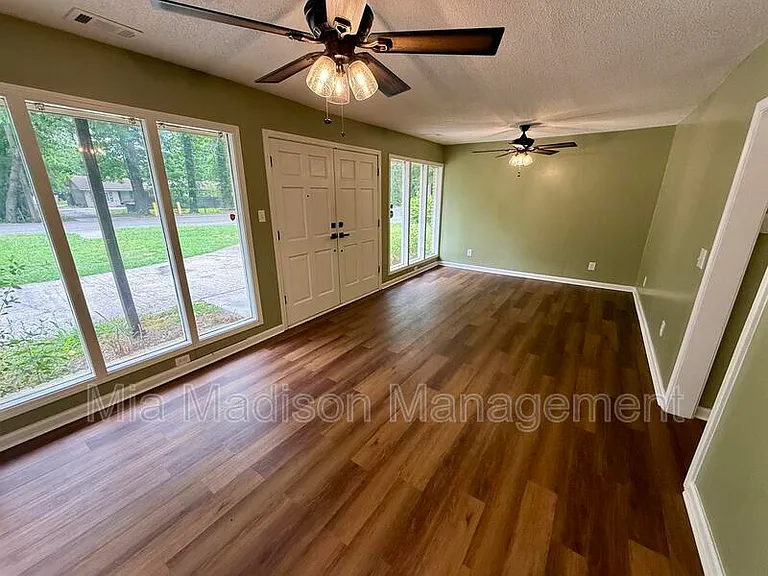 2233 E Derenne Ave — Photo 3