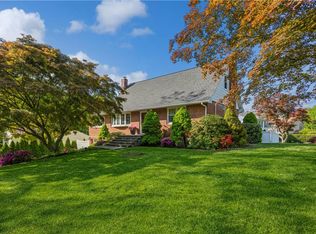 7 Brentwood Dr, Pleasantville, NY 10570