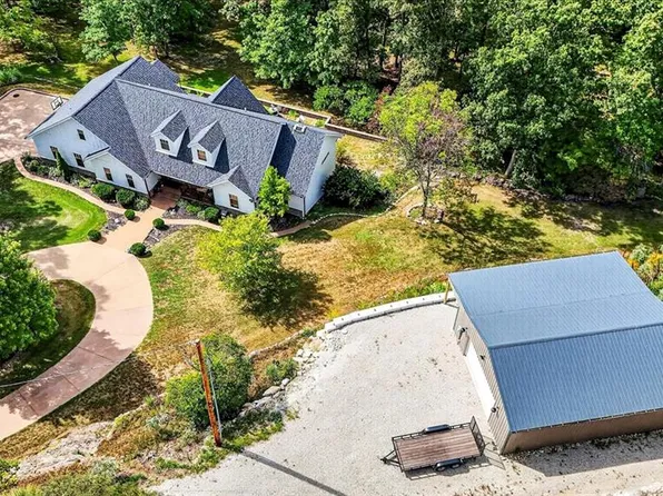 6059 Valley View Dr, Villa Ridge, MO 63089