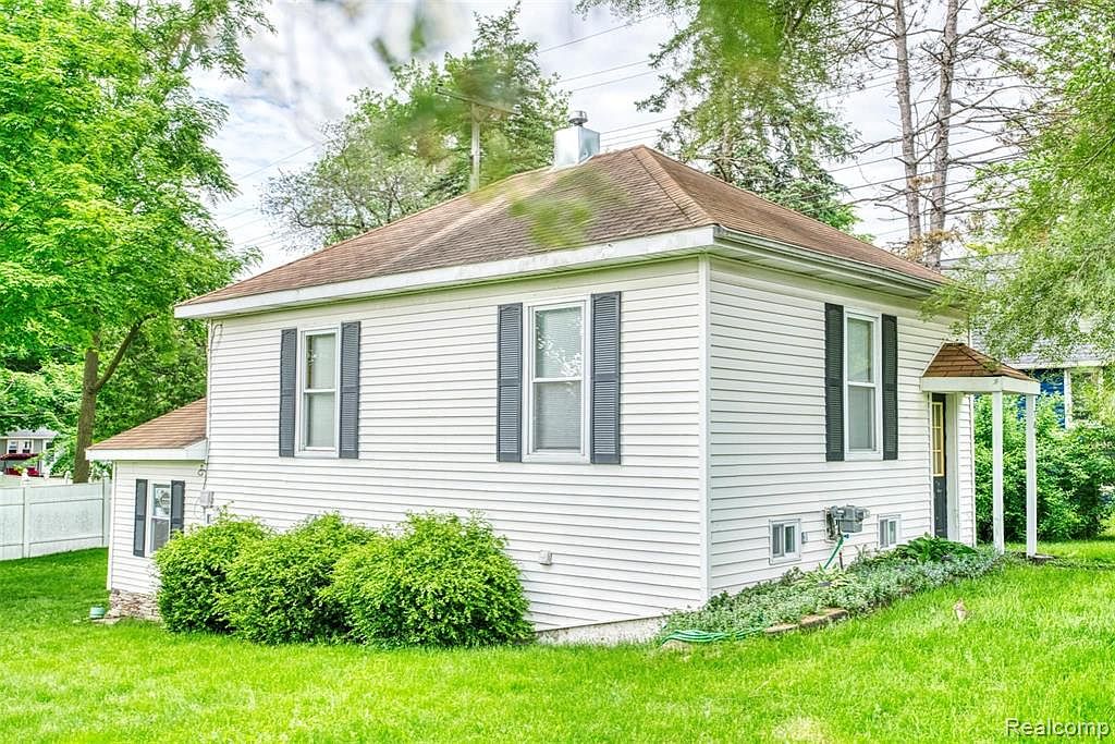 305 Oak St, berville, MI 48892 Zillow
