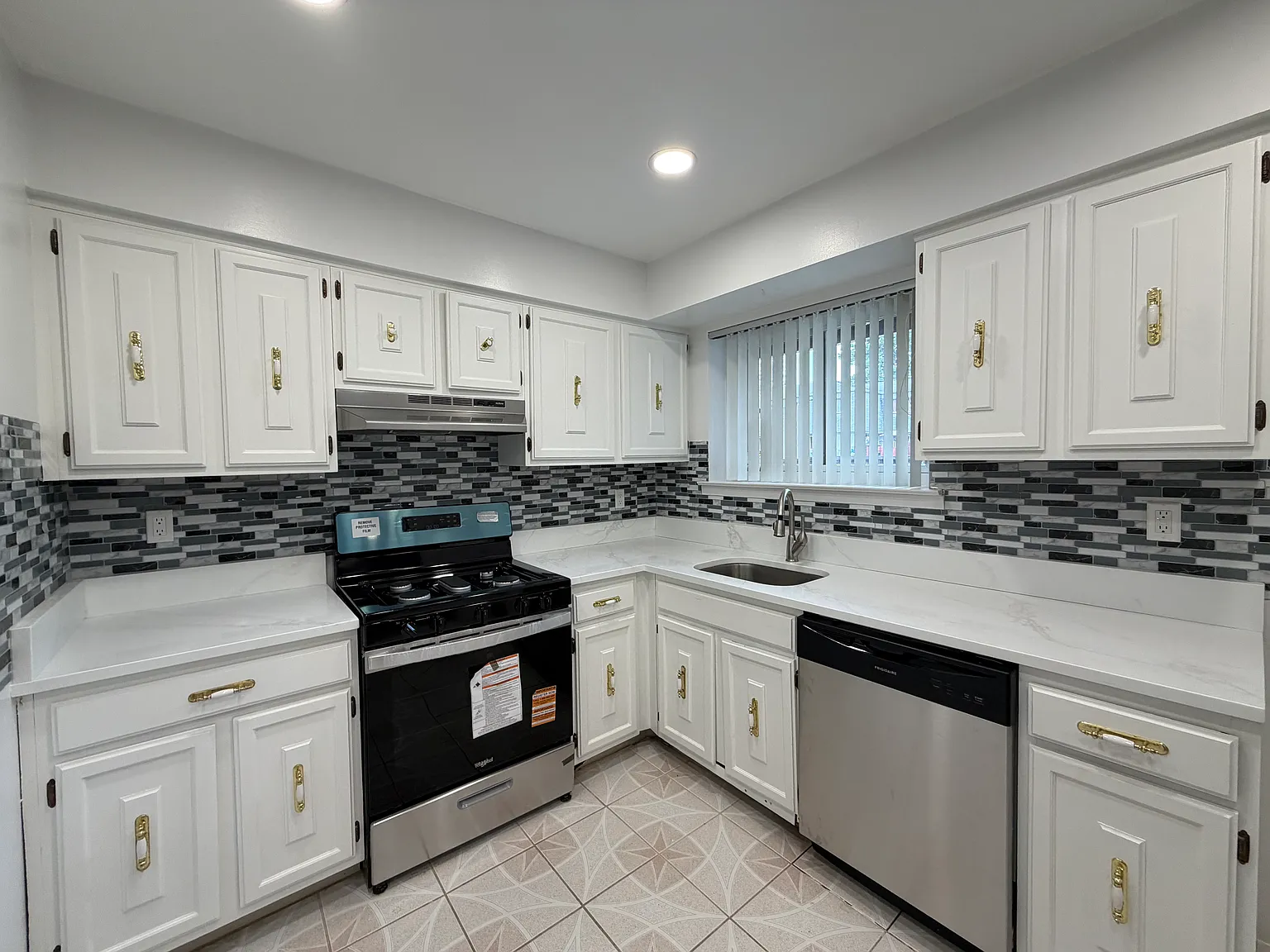 3 bed, 1.5 bath, $3,300 — Photo 2