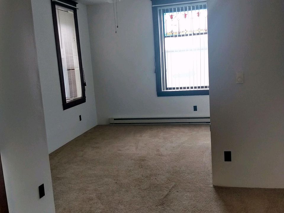 LIVING ROOM/BEDROOM COMBO