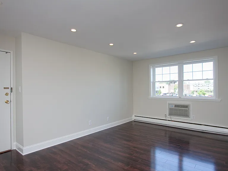 105 Runnymede Ave — Photo 10