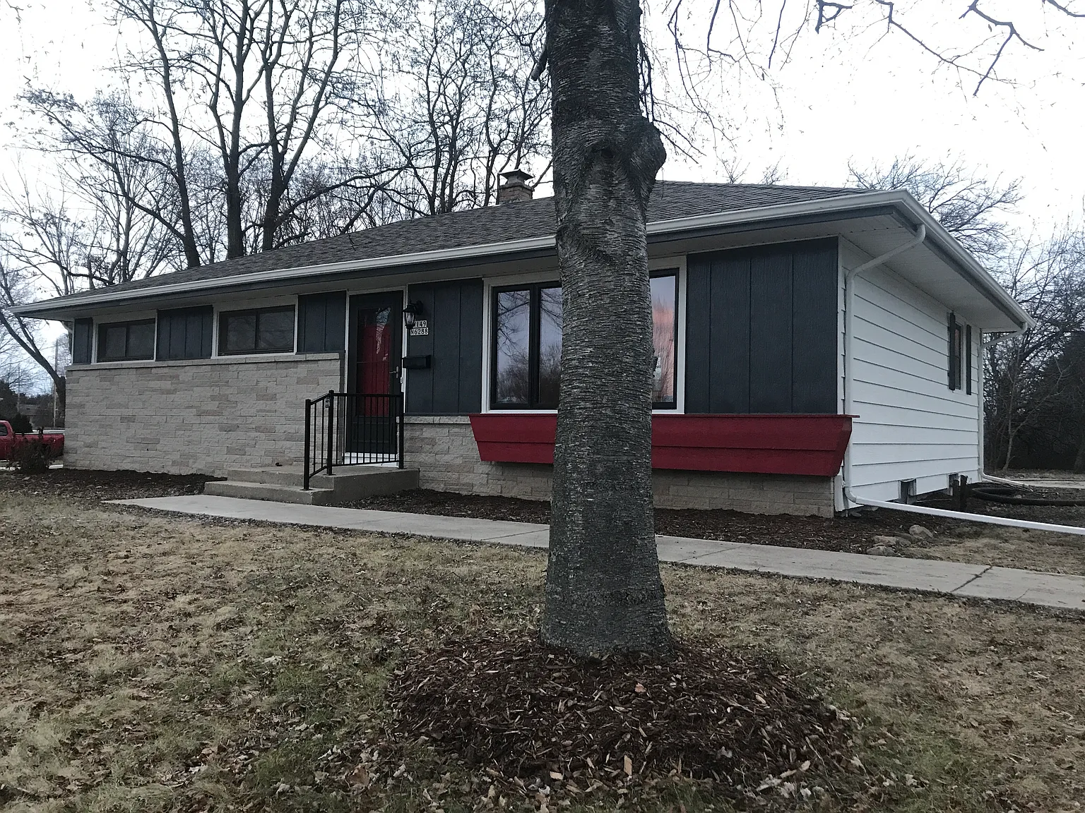 W149N6288 Mineola Dr photo 1