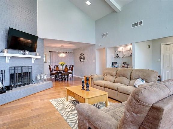 4th image of 1905 Lakeview Dr