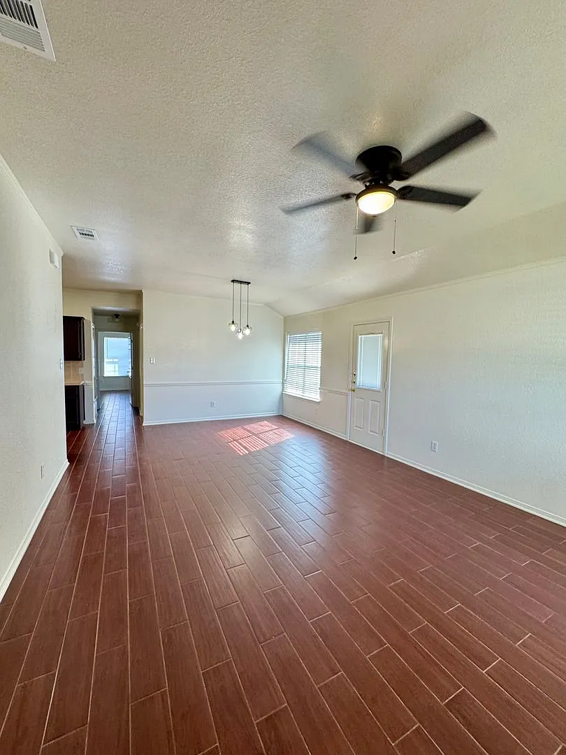 205 Janelle — Photo 4