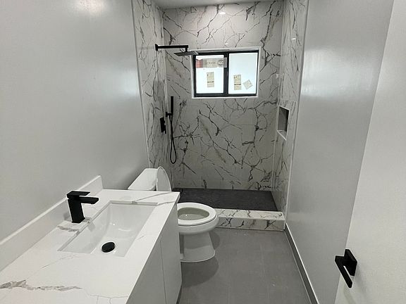 4th image of 1050 NE 9th Ave APT 2
