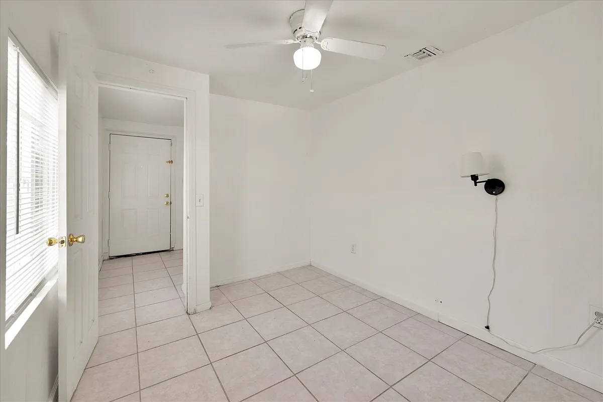 3 bed, 1236 sqft, $2,400 — Photo 3