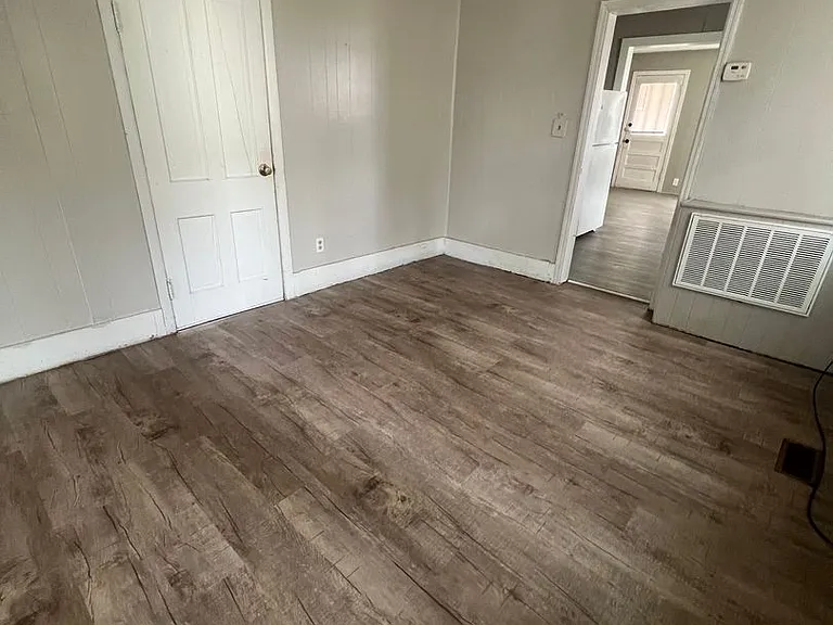 910 S Jackson Ave — Photo 3