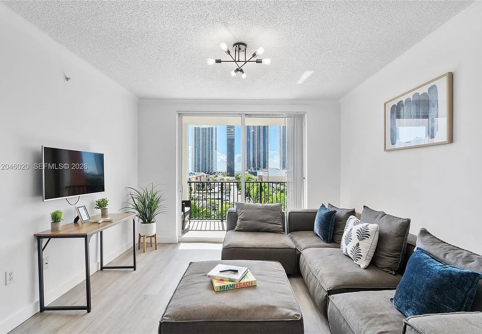 Porto Bellagio Condo — Photo 1