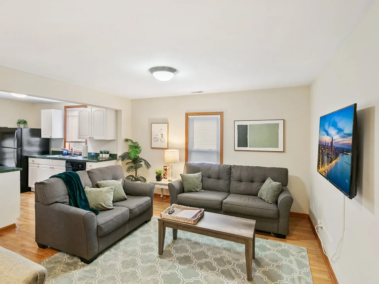 2 bed, 900 sqft, $3,200 — Photo 2