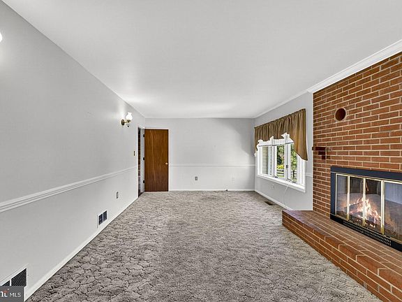 5th image of 40297 Braddock Rd