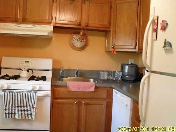 3rd image of 10 Glen Hollow Dr APT C22