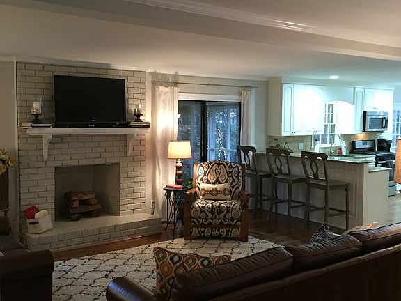 5th image of 335 Cove Island Way NE