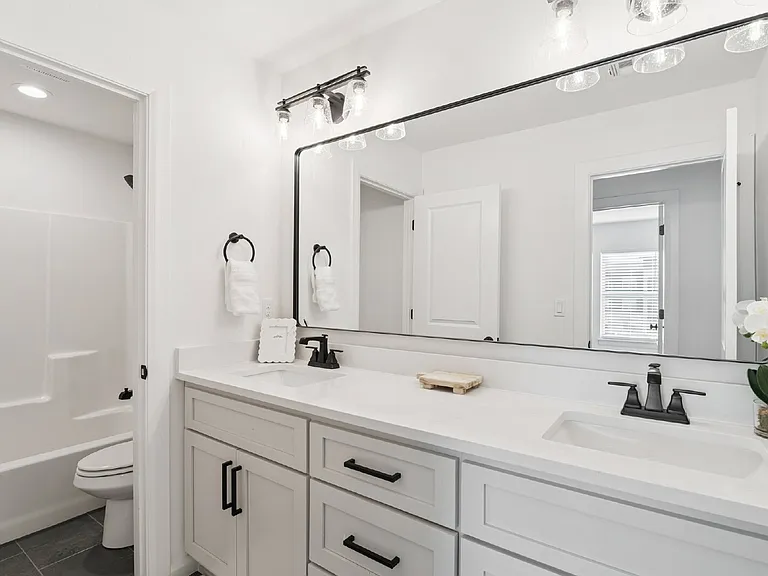 2410 W Charleston St — Photo 43