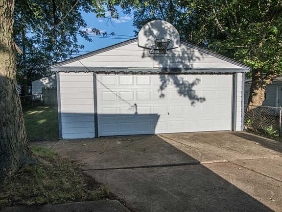 3rd image of 9109 Beatrice St