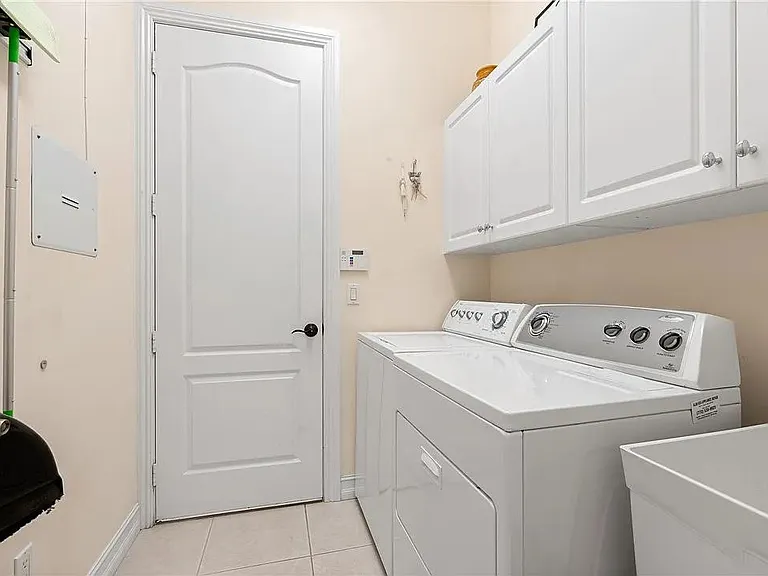 1945 Bridgepointe Cir — Photo 17